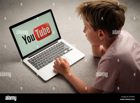 Ein Kind Youtube Videos Auf Einem Laptop Computer Stockfotografie Alamy