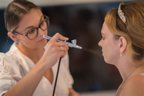 The Benefits Of Choosing Airbrush Makeup For Your Wedding With