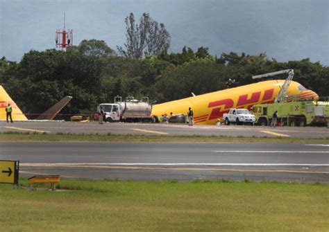 Dhl Plane Breaks In 2 During Emergency Landing At Costa Rica Airport World News Asiaone