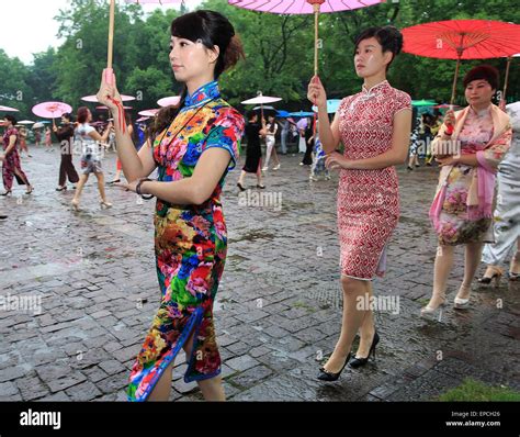 Chinese Cheongsams Hi Res Stock Photography And Images Alamy