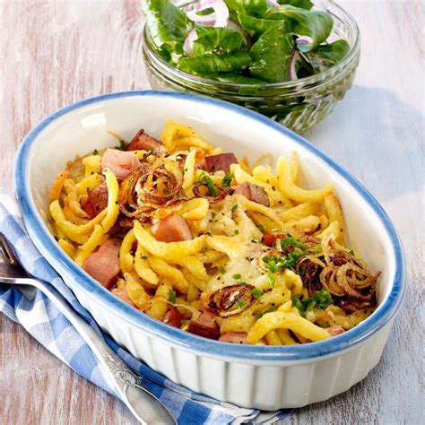 Entstanden ist ein salat mit kurz in olivenöl angebratenem grünen spargel und einem dressing mit einer durch etwas honig fruchtigen. Abfahrts-Leberkäse-Käsespätzle | Rezepte, Leberkäse rezept, Leberkäse