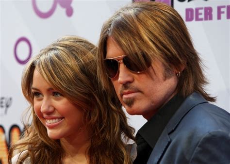 Pai De Miley Cyrus Desiste De Divórcio E Diz Amar Hannah Montana 18 03 2011 Reuters