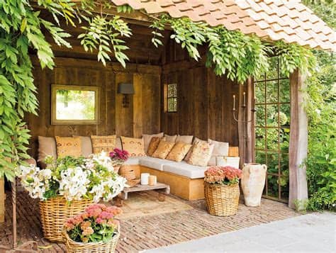 Además de nuestras casas de madera modernas, en nuestra web también puedes encontrar otras construcciones de madera. Una casa de campo muy acogedora con un jardín y un porche ...