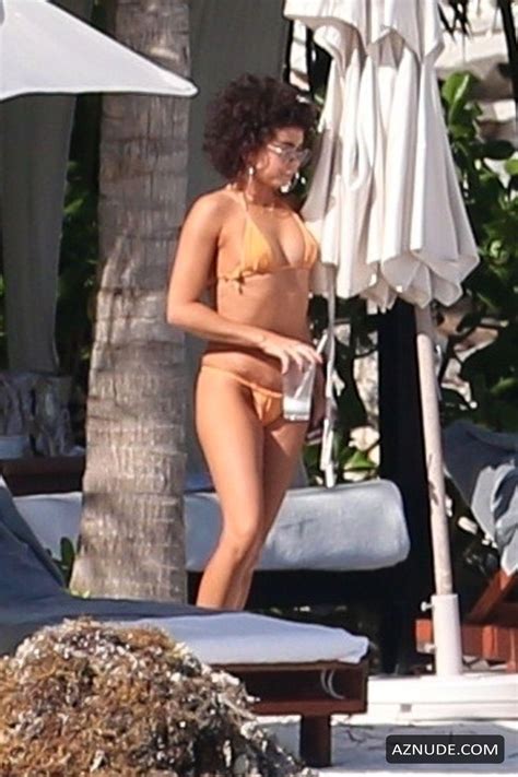 Sarah Hyland Sexy With Her Beau On The Beach At Their Hotel Together