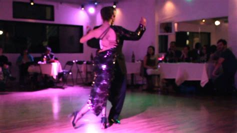 Dos Orillas Práctica De Tango Bailan Barbara Wainnright Y Juan Ruggieri 4 4 Youtube