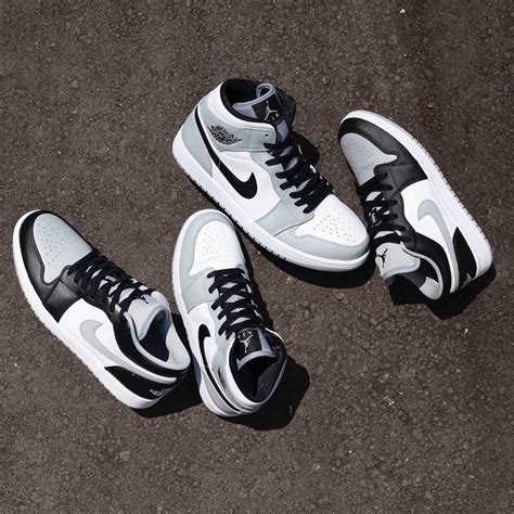 Black leather overlays, grey swooshes, wing logos, tongue and outsole atop a white midsole completes the design. NIKE AIR JORDAN 1 LOW LIGHT SMOKE GREYが5/1に国内発売予定