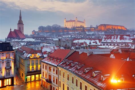 La randonnée, le rafting, le ski, le cyclotourisme et la pratique du vtt. Panorama De Bratislava, Capitale De La Slovaquie Image ...