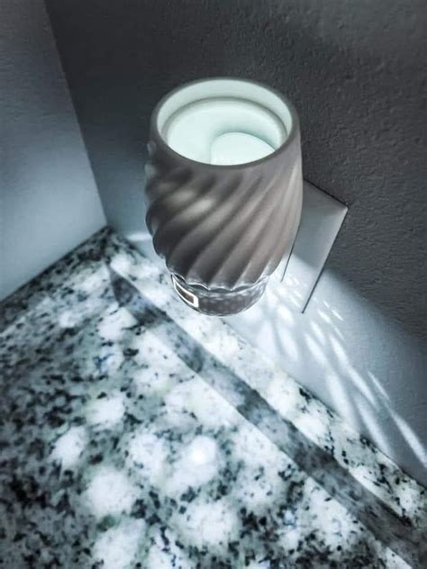 There are a lot of benefits to selecting a ceiling fan with a bright light. Swivel - Wall Fan Diffuser in 2020 | Scentsy diffuser ...