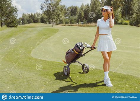 Jugadora De Golf De Sexo Femenino Caminando En Un Callejón Foto De Archivo Imagen De Jugador