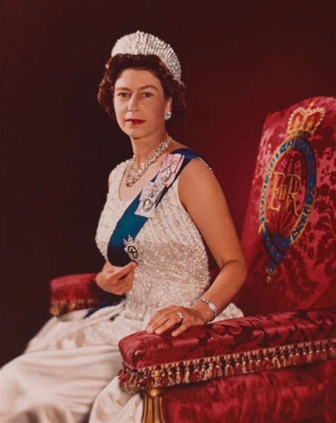 Classic Royal Pics Queen Elizabeth Portrait Her Majesty The Queen