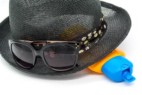 Hat Sun Glasses And Sun Cream On White Bachground Bilder Und Fotos