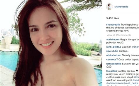 Hanya Pakai Bikini Shandy Aulia Pamer Kemolekan Tubuhnya Di Instagram