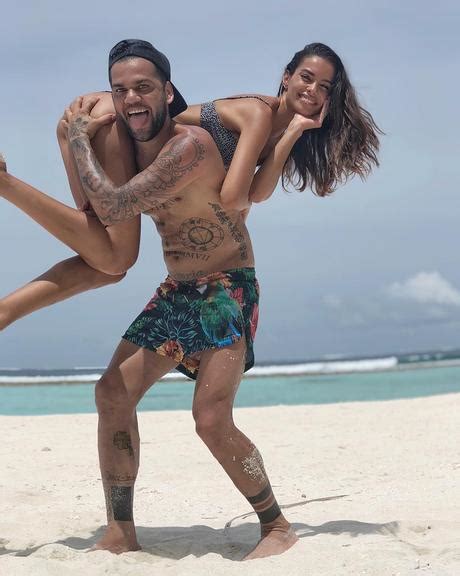 É só clicar aqui na imagem e se inscrever no. Máxima · Esposa de Daniel Alves se irrita ao ser ...