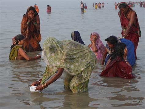 Img Indian Hindu Women Holy Dip At Gangasagar Island Flickr