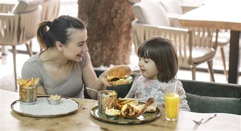Amando Familia Mamá Con Linda Hija Comiendo Comida Rápida En Un