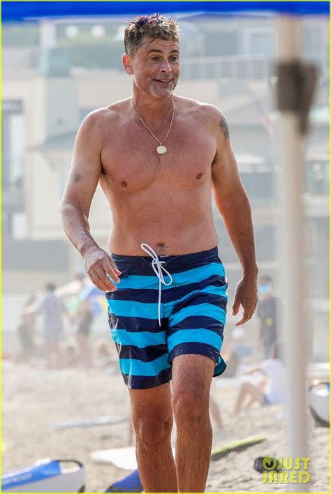 Photo Rob Lowe Shows Of Fit Shirtless Figure Beach 05 Photo 4477342