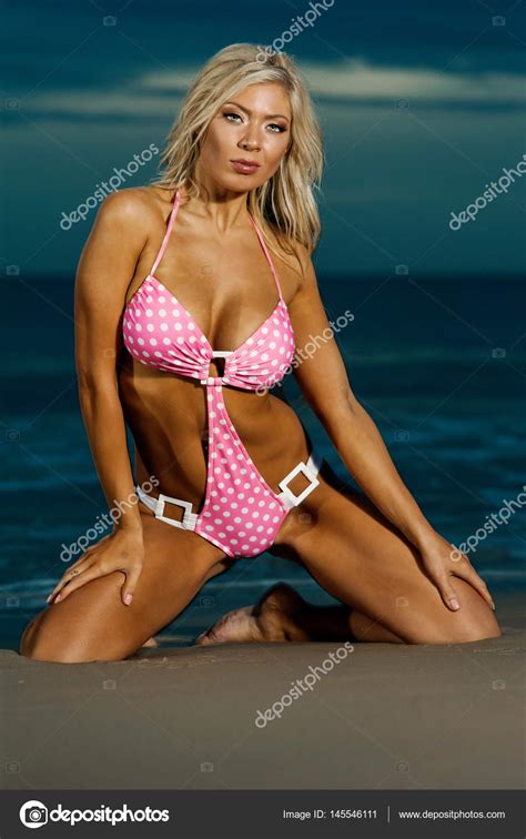 Sexy Strand Bikini Mädchen Stockfotografie Lizenzfreie Fotos © Nickvango 145546111