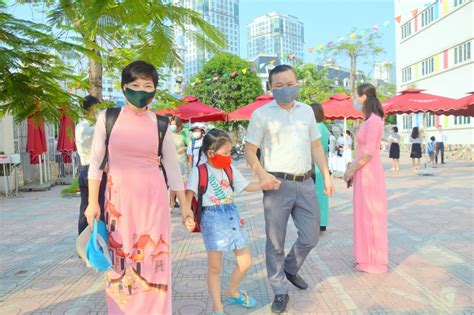 Ngày tựu trường là ngày mà học sinh và các thầy cô giáo cùng tề tựu, tụ họp lại trường học để chuẩn bị cho một năm học, một kỳ học mới. Niềm vui ngày tựu trường năm học 2020 - 2021