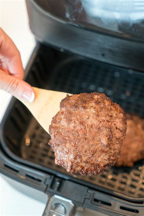 3️⃣ remove turkey burgers from the air fryer with tongs or a spatula. How long to cook frozen hamburger in an air fryer so it's ...