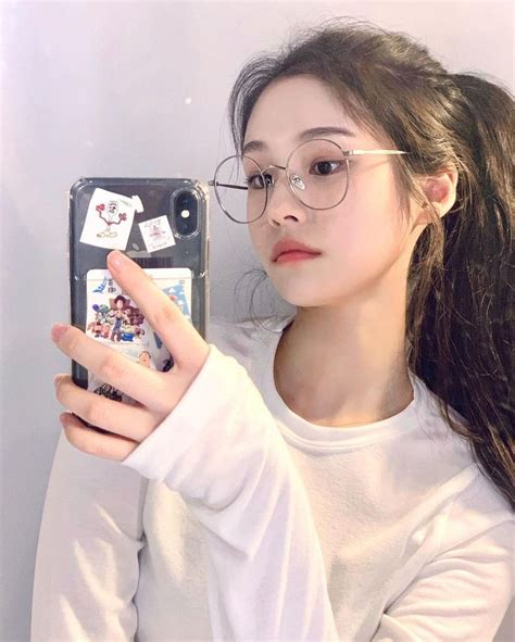 pin by asteria on ˏˋ⋆ girls ⋆ˊˎ cute girl with glasses cute korean girl pretty korean girls
