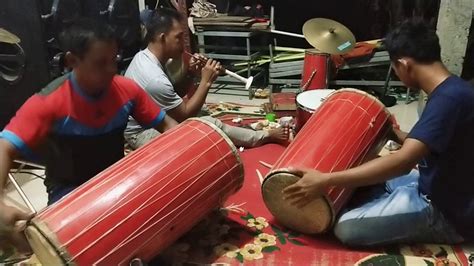Tujuan yang ingin dicapai dalam penelitian ini adalah untuk mengetahiu dan. Permainan Gendang Alat Musik Tradisional Bugis Makassar ...