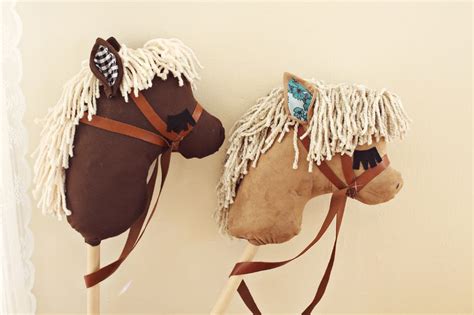 Over knutselen in de keuken. Gift Idea: DIY Stick Horses - A Beautiful Mess