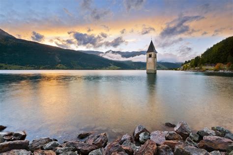 Unter Dem Reschensee In Italien Befindetet Sich Ein überschwemmtes Dorf