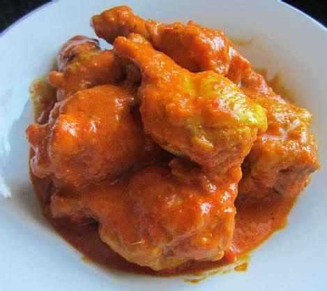 Condimenta con una generosa cantidad de sal y pimienta. Muslos de pollo en salsa de tomates | Como cocinar pollo