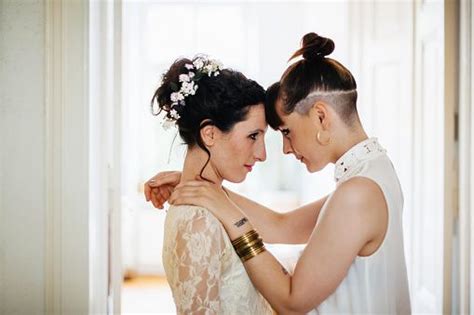 Lesbian Couple Getting Ready For Their Wedding Fotografia