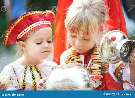Deux Filles Dans Des Costumes Nationaux Russes Avec Le Samovar Photo