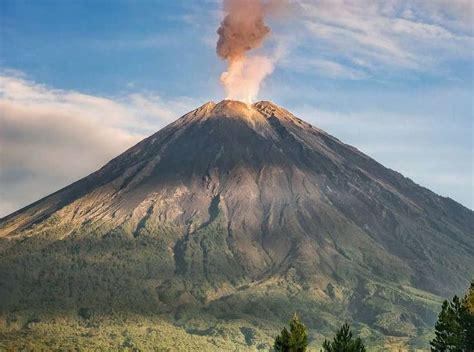 Fakta Gunung Semeru Tertinggi Di Pulau Jawa Yang Keindahannya Mendunia Okezone Travel
