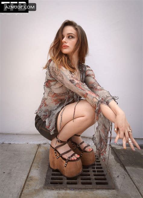 Joey King Sexy Poses Poses Showcasing Her Hot Tits And Legs At The