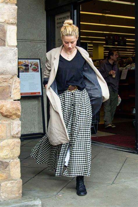 Amber Heard In A Beige Trench Coat Goes Grocery Shopping With Her Dad
