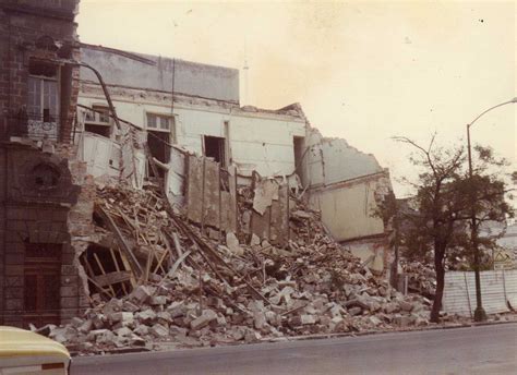 Dos jovencitas caminaban buscando cómo comunicarse con su familia, tendrían aproximadamente 18 y 20 años de edad, sabían que el temblor había sido muy fuerte. ¿Cómo influyó el terremoto del 85 en tu vida? Participa en ...