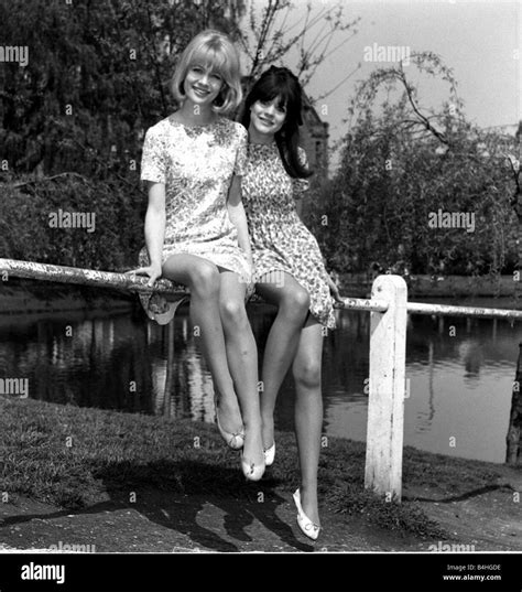 Judy Geeson Y Sally Geeson Actrices En Su Casa De Barnes 1967