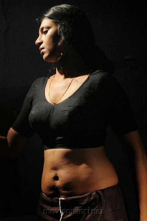 Saree Below Navel Photos Actress Kasthuri Hot Saree Navel Show Pics