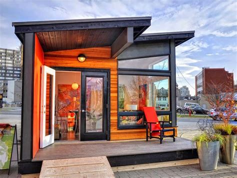 With their children out of the nest, one seattle couple was looking to downsize from the large home where they had raised their family. Small and Minimalist House Design on Center of City Make ...