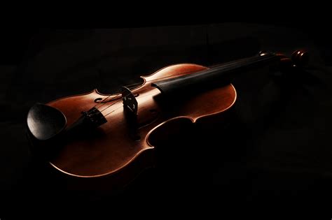 Picture Of Violin In Dramatic Lighting — Free Stock Photo