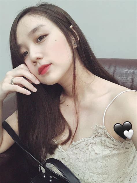 Ca khúc anh cứ ngỡ do ca sĩ hoài lâm thể hiện, thuộc thể loại nhạc trẻ. Bảo Ngọc không muốn tranh cãi sau khi ly hôn Hoài Lâm