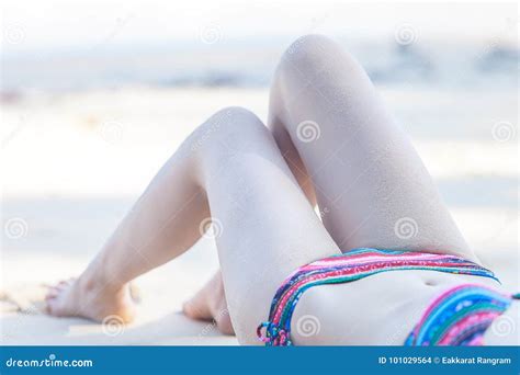 Sexy Meisje In Bikini Op Het Strand Stock Foto Image Of Ontspan Ontspanning