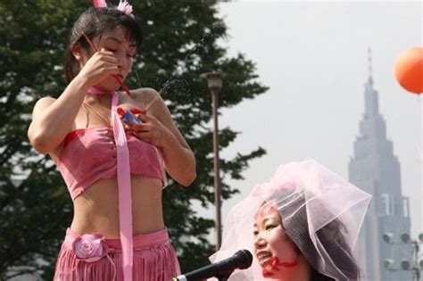 Gravure Politicos Nude Performance Artist Rena Masuyama Enters