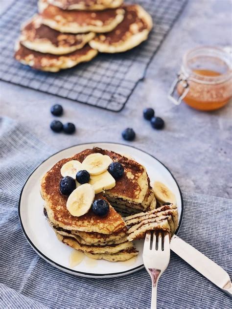 Mit leckeren beeren ergeben sich viele tolle neue geschmacksvarianten. köstliche Bananen Buttermilch Pancakes ohne Zucker ...