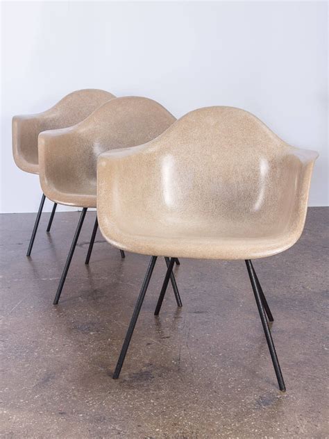 Chaise, herman, eames, fibre, verre, couleurs, assise, marron, fonce, reste. des années 1950 deuxième génération greige Eames en fibre ...