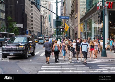 escena de una calle de manhattan nueva york la gente caminando a través de un paso de