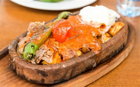 İskender, bursalıların teveccühü ile doğmuş ve ünlenmiş bir markadır. Iskender Kebab in Istanbul - Doner kebab basted in tomato ...