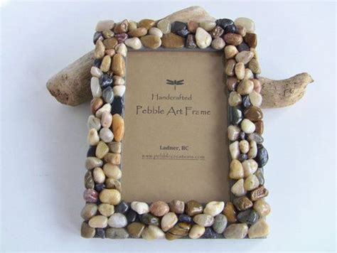 Los marcos para decorar permiten desarrollar el mismo proceso creativo que el scrapbooking, con el valor añadido de poder exponerlo y convertirlo en un objeto de decoración. Cómo decorar marcos para fotografías con diferentes materiales ~ Solountip.com