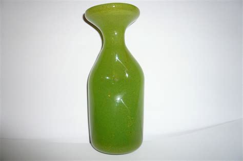 Green Glass Vase 7 1 2 Tall 3 In Diameter Collectors Weekly