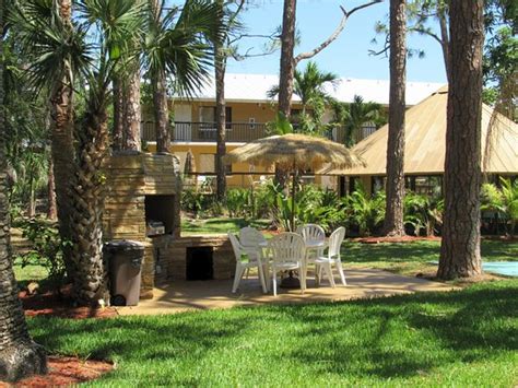 You will be able to use an outdoor swimming pool, a sunbathing terrace and complimentary parking onsite. Inside Garden Pavilion - Picture of Fairways Inn of Naples ...