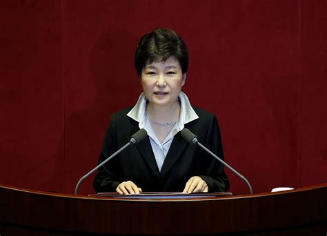 south korea president park geun hye agrees to withdraw her controversial prime mnisterial