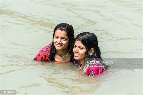 indian girls bathing photos et images de collection getty images